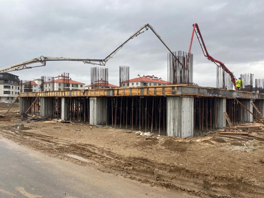 Hayırseverlerin desteğiyle yükselen İmamı Gazali Cami inşaatında beton döküm çalışmaları