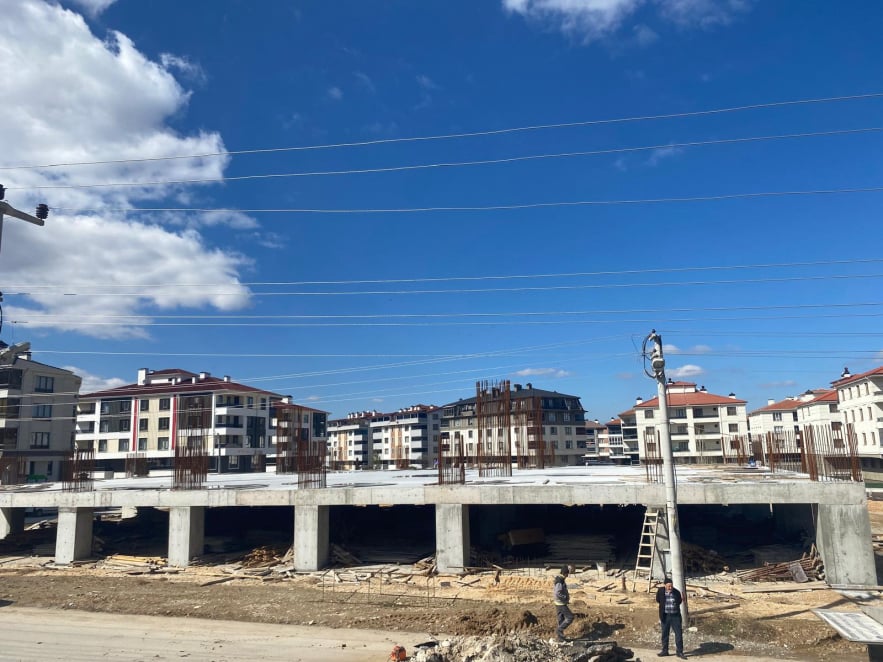 Hayırseverlerin desteğiyle yükselen İmamı Gazali Cami inşaatında beton döküm çalışmaları