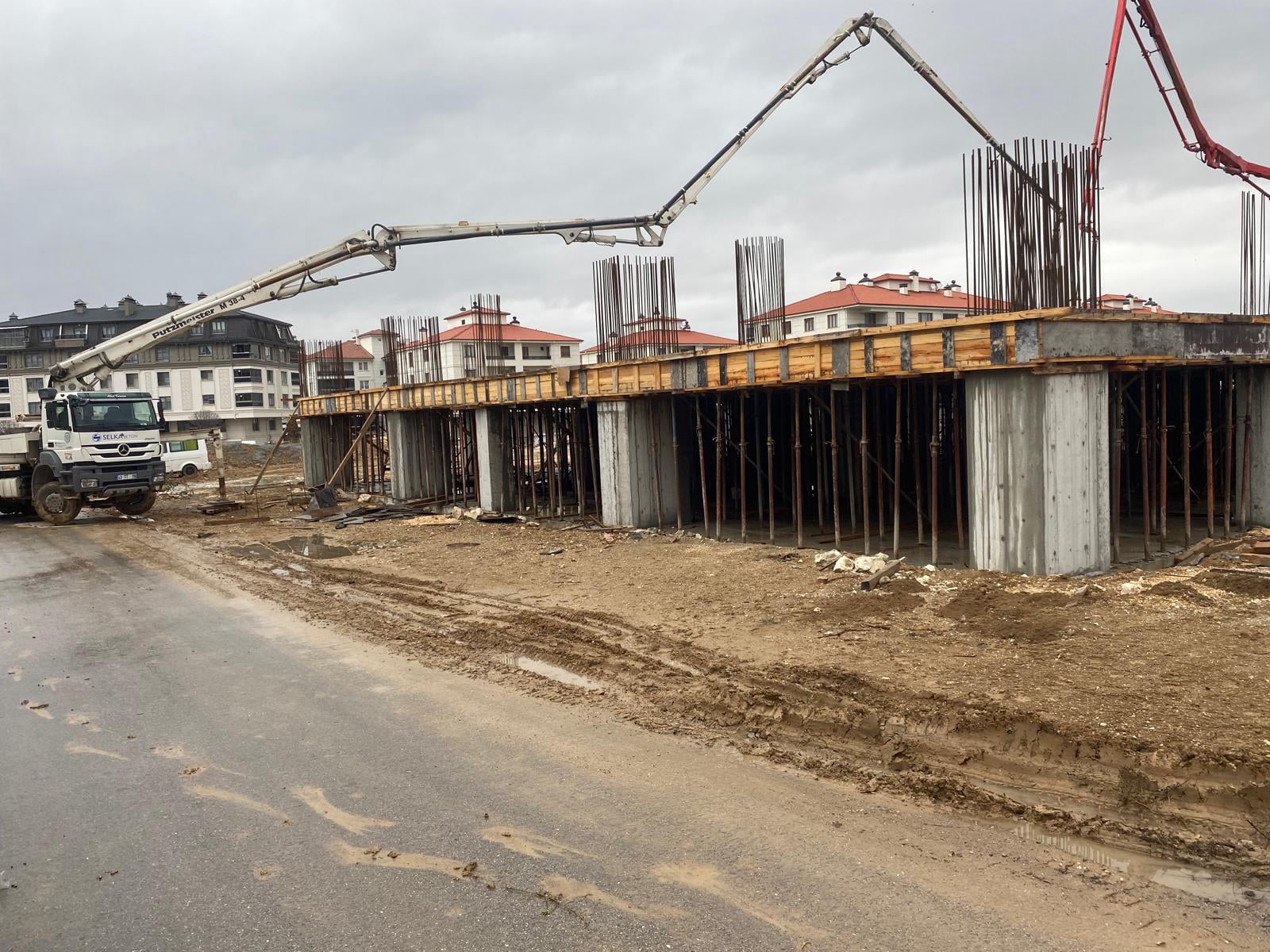 Hayırseverlerin desteğiyle yükselen İmamı Gazali Cami inşaatında beton döküm çalışmaları