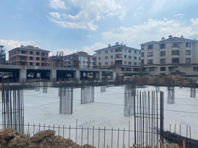 Hayırseverlerin desteğiyle yükselen İmamı Gazali Cami inşaatında beton döküm sonrası